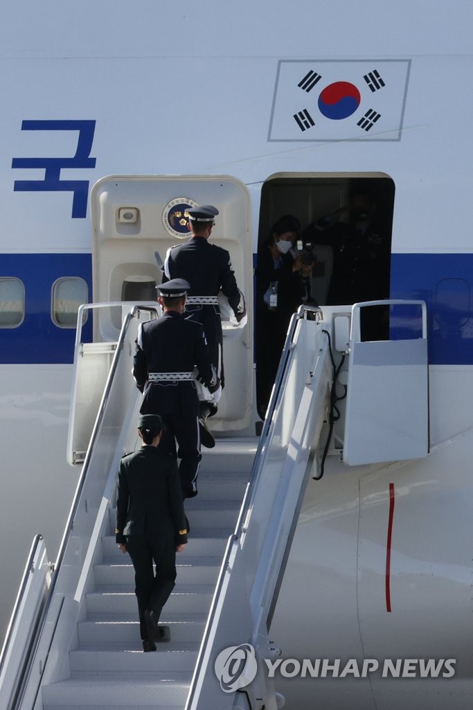 A South Korean honor guard carries boxes of two identified remains of South Korean soldiers killed in the 1950-53 Korean War onto South Korean President Moon Jae-in's presidential jet at Hickam Air Force Base in Honolulu, Hawaii, on Sept. 22, 2021, as South Korea and the United States hold an alliance ceremony to transfer the remains of Korean and American troops killed during the three-year conflict. (Yonhap)