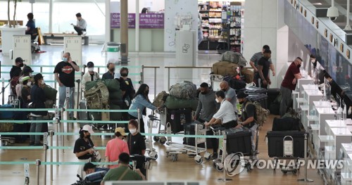 출국 수속하는 미주행 항공편 탑승객들