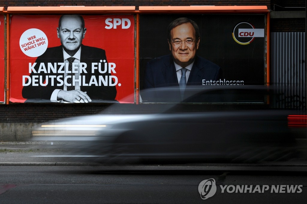 베를린 거리에 내걸린 독일 총리후보 선거 포스터
