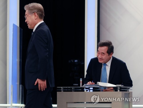 인사 나눈 이재명·이낙연