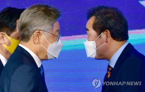 엇갈리는 이재명과 이낙연