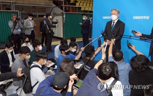 이재명에 쏠린 관심