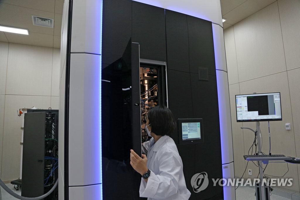 사람보다 훨씬 큰 현미경