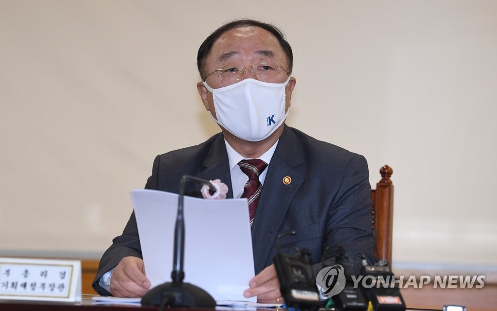 This photo, taken on Sept. 30, 2021, shows Finance Minister Hong Nam-ki attending a policy coordination meeting with the top central banker and financial regulators. (Pool photo) (Yonhap)