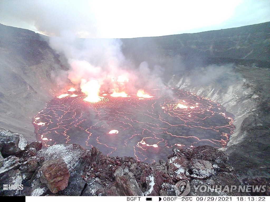 미 하와이섬 화산 분화구서 끓어오르는 용암