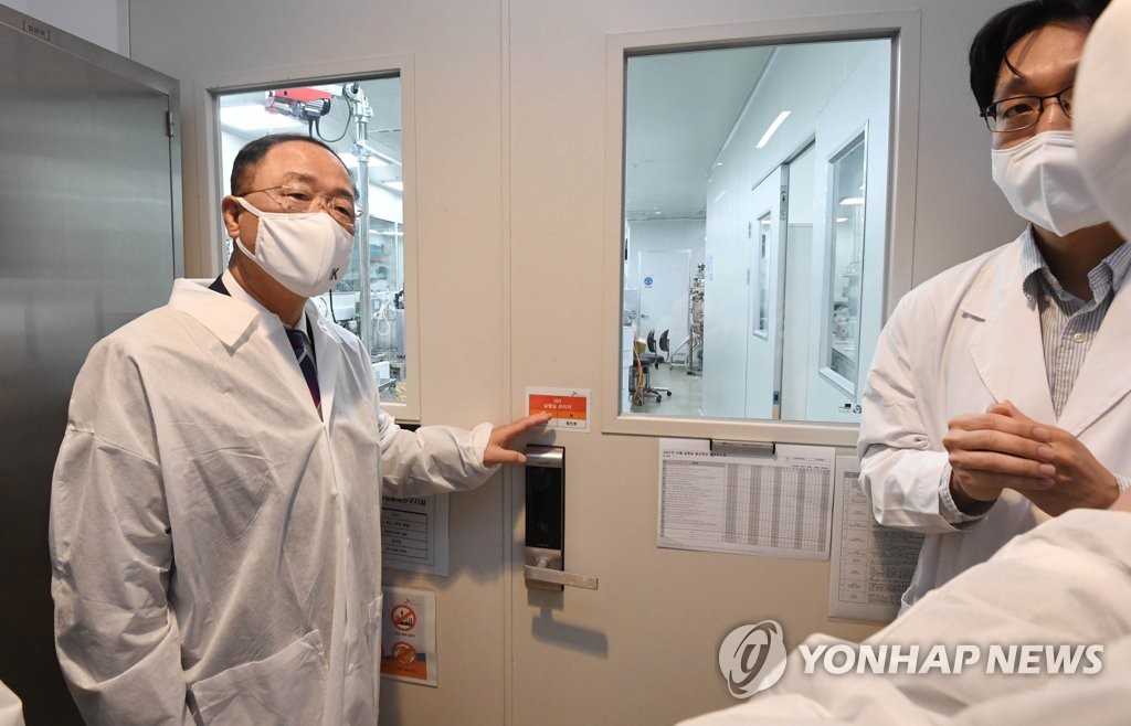 코로나19 백신개발 진행 점검하는 홍남기 부총리