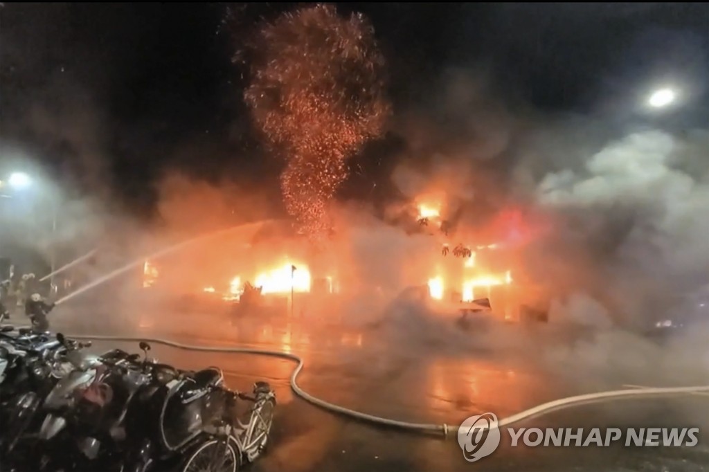 '9명 사망·44명 부상'…대만 가오슝 주상복합건물 화재 현장