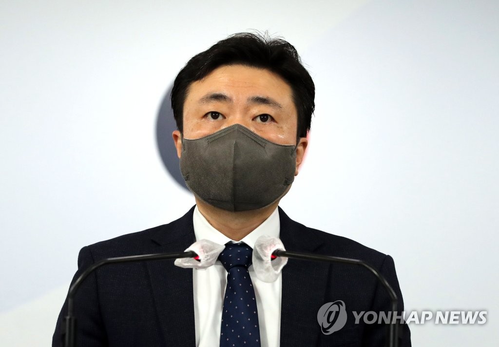 Deputy unification ministry spokesman Cha Duck-chul speaks during a press briefing in Seoul on Oct. 15, 2021. (Yonhap)
