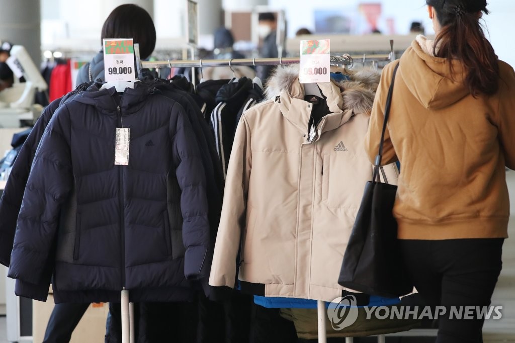 ′성큼 다가온 겨울′…겨울 옷·가전 쇼핑하는 시민들