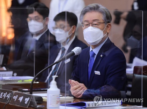 답변하는 이재명 경기도지사
