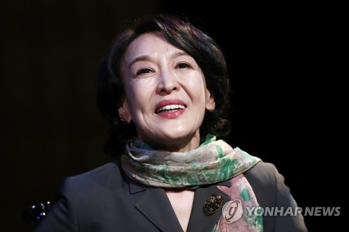 열연 펼치는 윤석화