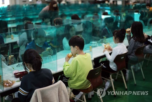 오늘 점심은 소보루빵과 도시락