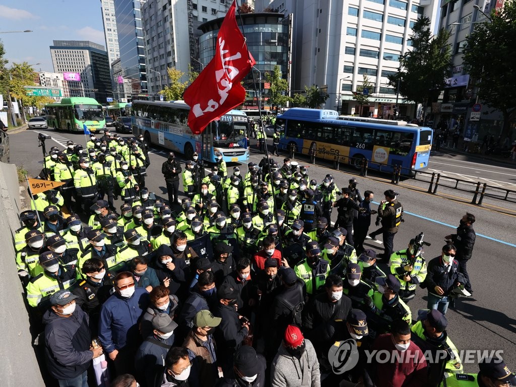 Police try to prevent participants of a rally called by the Korean Confederation of Trade Unions, the more militant of South Korea's two umbrella labor organizations, from occupying a street in central Seoul on Oct. 20, 2021. (Yonhap)