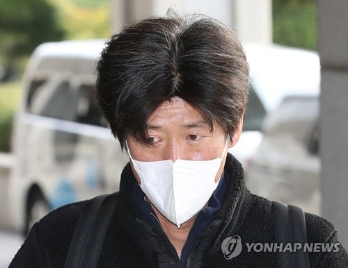 검찰 조사위해 출석하는 남욱