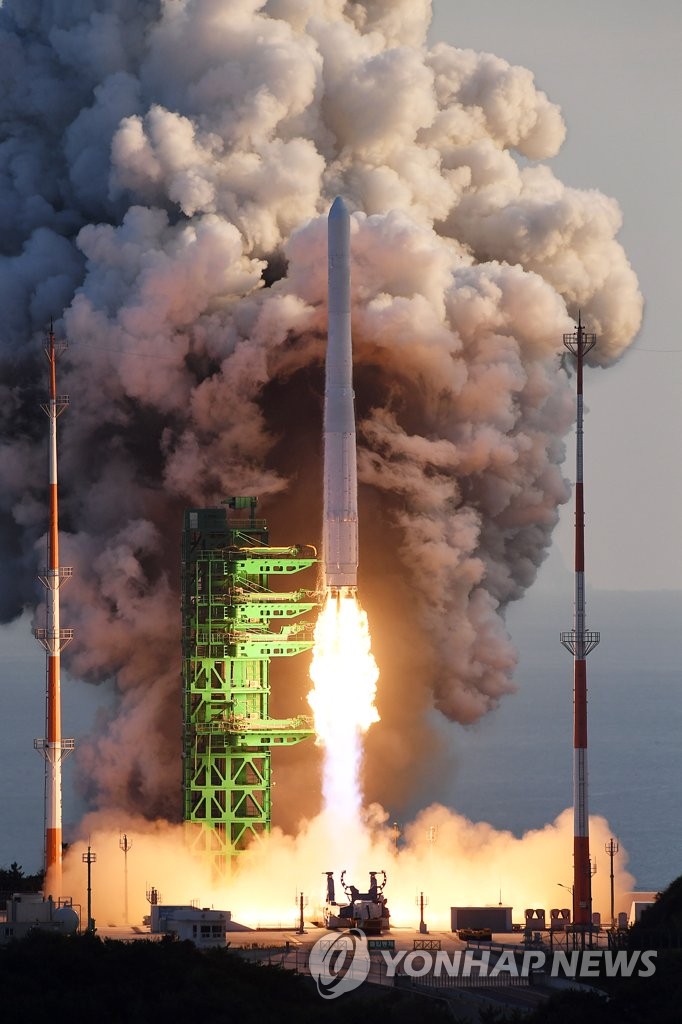 South Korea's first homegrown space launch vehicle, known as Nuri, takes off from the Naro Space Center in Goheung, South Jeolla Province, 473 kilometers south of Seoul, on Oct. 21, 2021. (Pool photo) (Yonhap)