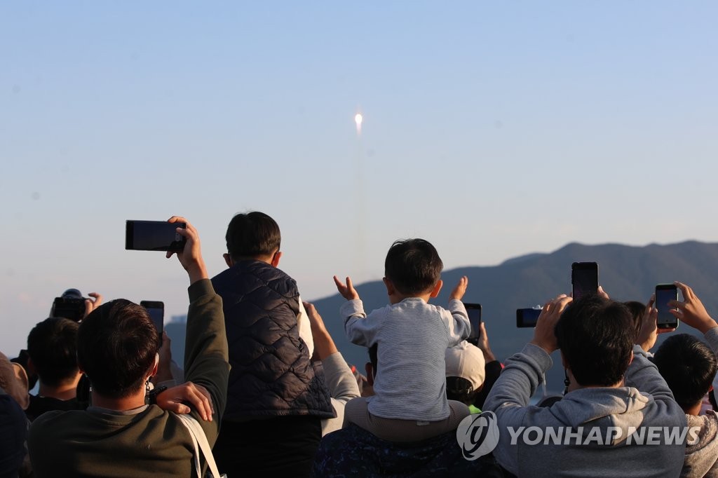 宇宙へ向かうヌリを見守る市民 宇宙へ向かうヌリを見守る市民