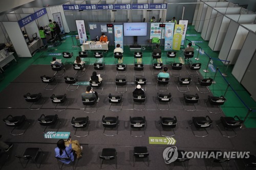 (서울=연합뉴스) 박동주 기자 = 22일 오전 서울 서대문구 북아현문화체육센터에 마련된 코로나19 서대문구 예방접종센터에서 시민들이 백신 접종을 마친 뒤 이상반응 모니터링을 위해 대기하고 있다. 2021.10.22 pdj6635@yna.co.kr
