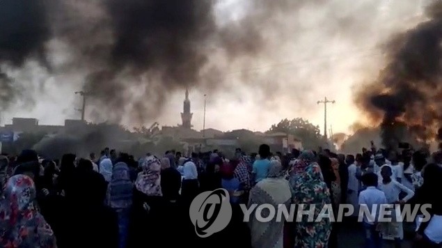 "수단 반쿠데타 시위대 총격받아…최소 12명 부상"
