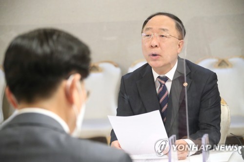발언하는 홍남기 부총리