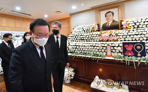 빈소 나서는 김부겸 총리