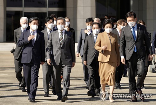 환송인사와 대화하는 문재인 대통령