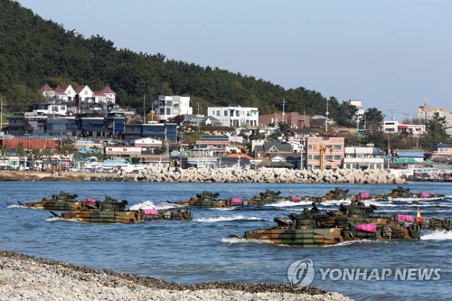 상륙 직전인 장갑차