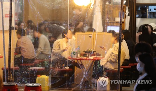 음식점 자리 가득 메운 시민들