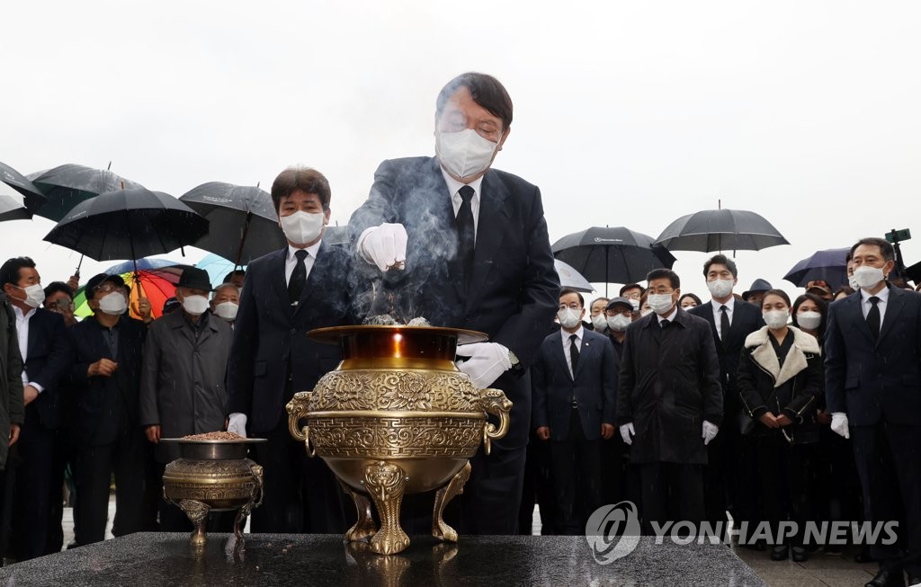 4.19학생혁명 기념탑에 분향하는 윤석열