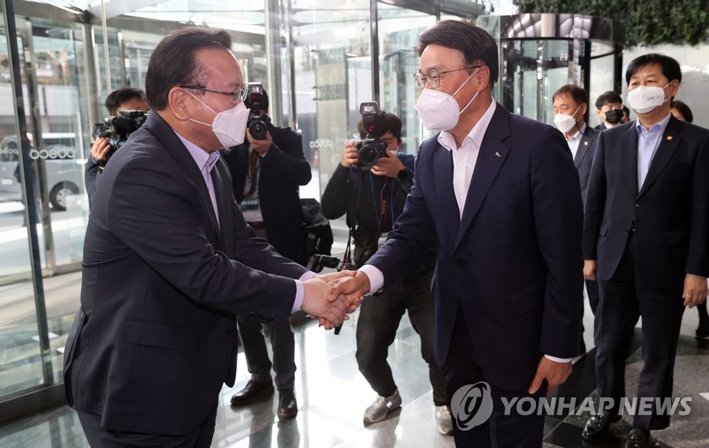 Prime Minister Kim Boo-kyum (L) shakes hands with POSCO Chairman Choi Jeong-woo ahead of "Youth Hope ON" event at the POSCO Center in southern Seoul on Nov. 10, 2021.