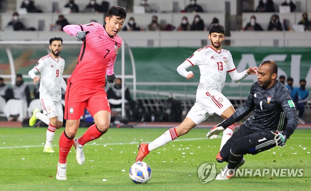 Son Heung-min of South Korea (L) attempts a shot against the United Arab Emirates during the teams' Group A match in the final Asian qualifying round for the 2022 FIFA World Cup at Goyang Stadium in Goyang, Gyeonggi Province, on Nov. 11, 2021. (Yonhap)