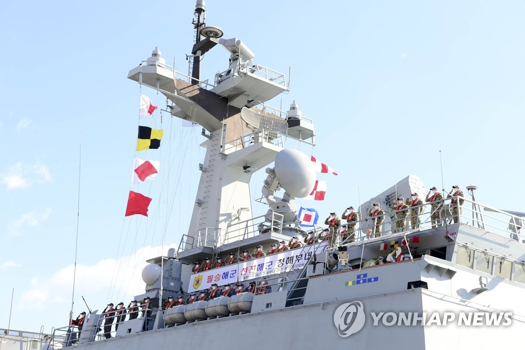 In this file photo, members of the 36th contingent of the Cheonghae Unit salute aboard the destroyer Choi Young during a send-off ceremony at a naval base in Busan on Nov. 12, 2021. (PHOTO NOT FOR SALE) (Yonhap)