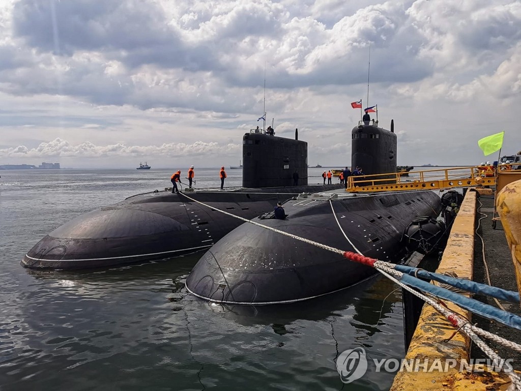항구에 정박한 러시아 잠수함들