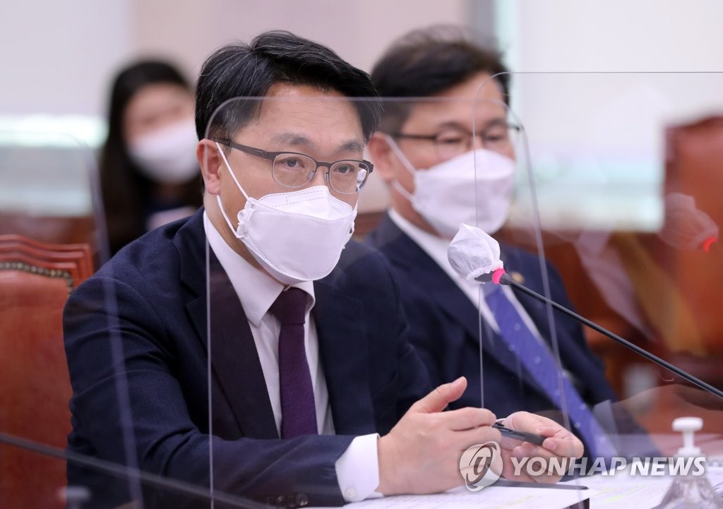 답변하는 김진욱 공수처장
