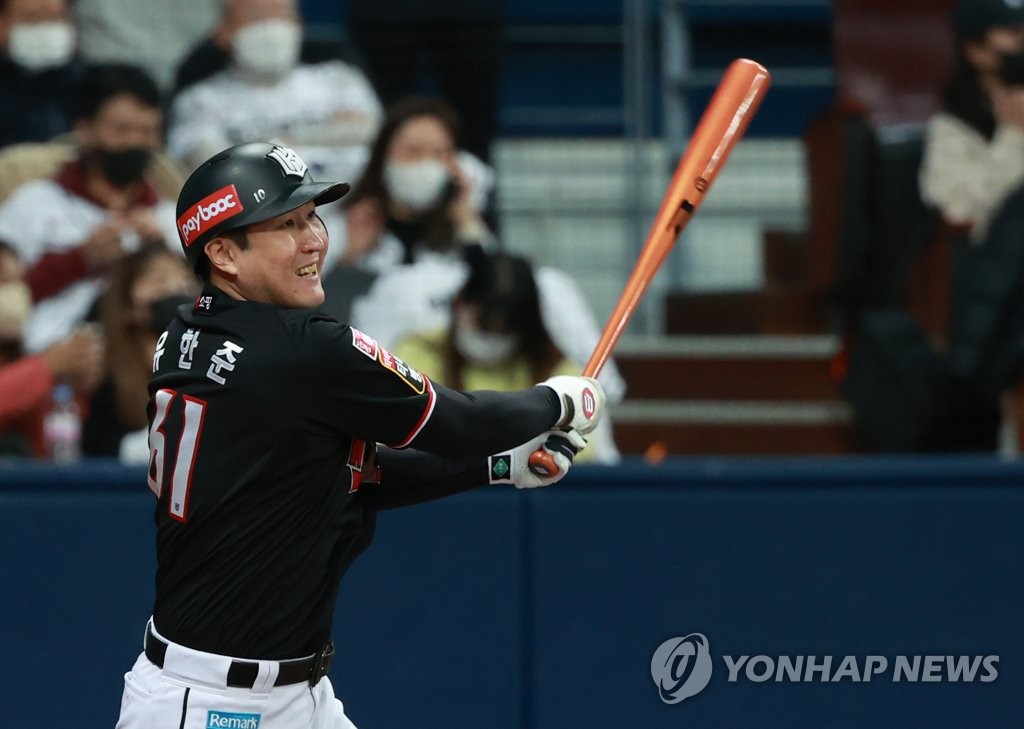 In this file photo from Nov. 17, 2021, Yoo Han-joon of the KT Wiz hits a double against the Doosan Bears in the top of the second inning during Game 3 of the Korean Series at Gocheok Sky Dome in Seoul. (Yonhap)