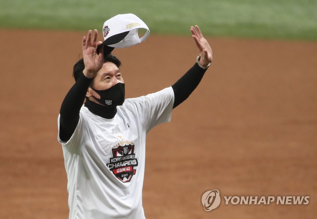 KT Wiz manager Lee Kang-chul waves to fans after winning the Korean Series title with an 8-4 victory over the Doosan Bears in Game 4 at Gocheok Sky Dome in Seoul on Nov. 18, 2021. (Yonhap)