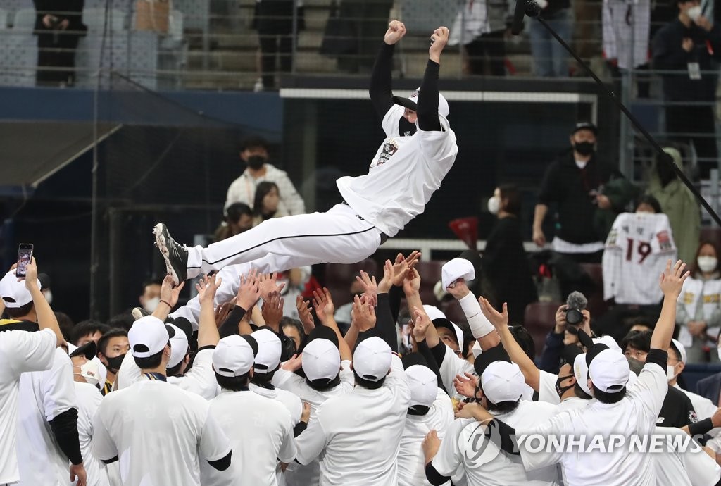 In this file photo from Nov. 18, 2021, KT Wiz players toss Yoo Han-joon in the air to celebrate their Korean Series title over the Doosan Bears at Gocheok Sky Dome in Seoul. (Yonhap)