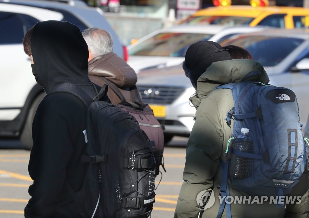 두꺼운 외투입은 시민들