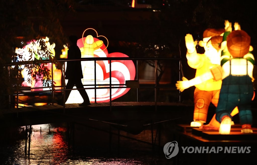빛으로 물든 청계천