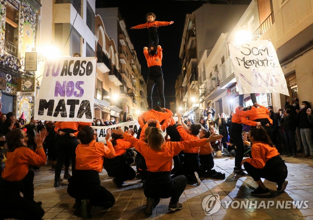 인간탑 쌓으며 '여성폭력 추방' 촉구하는 스페인인들