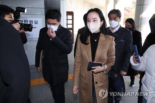 대검찰청 서버 압수수색 위해 청사 들어서는 공수처 관계자들