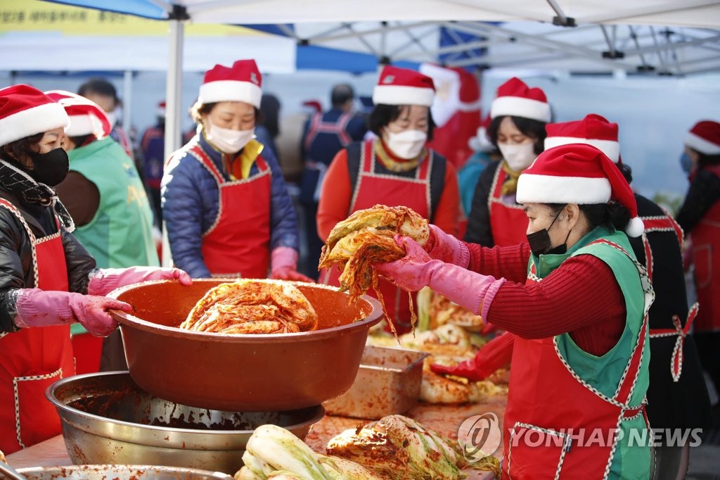 산타 모자 쓰고 김장 나눔