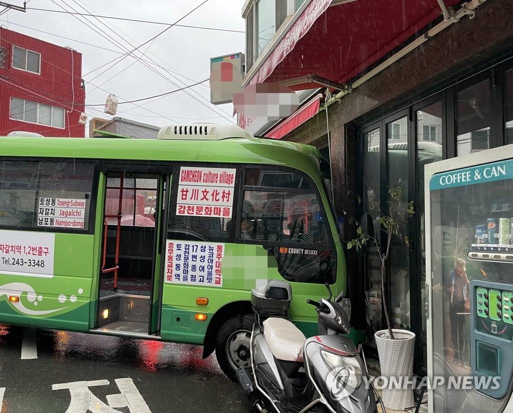 건물 들이받은 마을버스