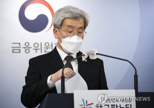 기자 질문에 답하는 고승범 금융위원장
