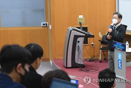 서울대 학생들에게 강연하는 이재명 대선 후보
