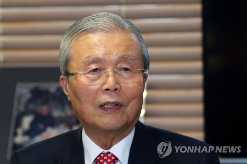 연합뉴스와 인터뷰하는 국민의힘 김종인 총괄선대위원장