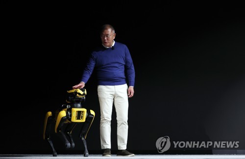 스팟과 함께 무대 오른 정의선