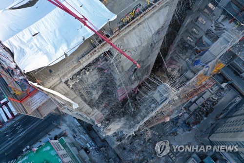 외벽과 함께 내부 구조물도 붕괴