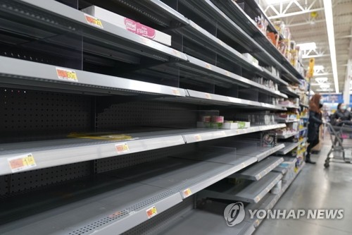 코로나 확산 속 공급망 차질로 텅 빈 미 뉴저지 월마트 진열대