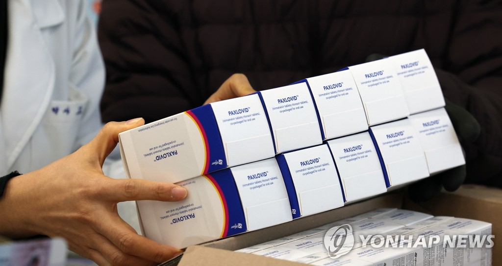 A pharmacist checks boxes containing Paxlovid, COVID-19 treatment pills developed by U.S. pharmaceutical giant Pfizer Inc., at a drugstore in Seoul on Jan. 14, 2022, as South Korea began to prescribe and administer COVID-19 treatment pills the same day, starting with patients with a weak immune system and those over the age of 65. (Yonhap)