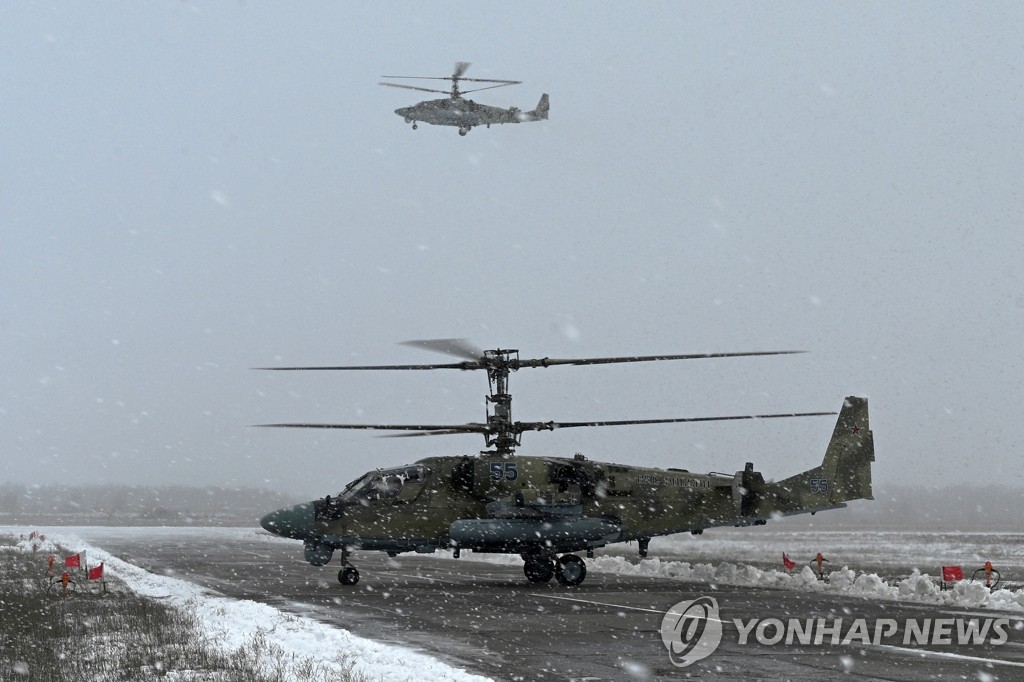 군사적 긴장 속 우크라 접경지서 시험 비행하는 러시아군 헬기